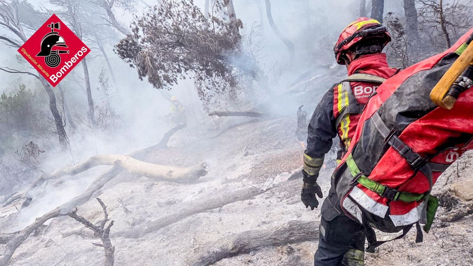 Treballs d'extinció dels bombers al Maigmó