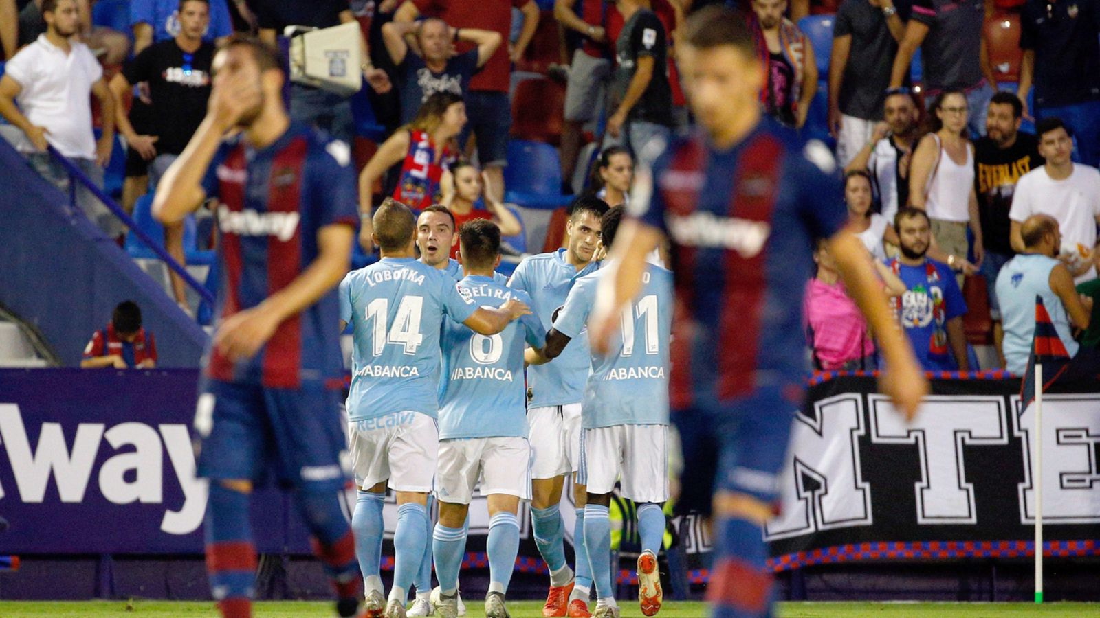 Els jugadors del Celta celebren el gol de Maxi Gómez