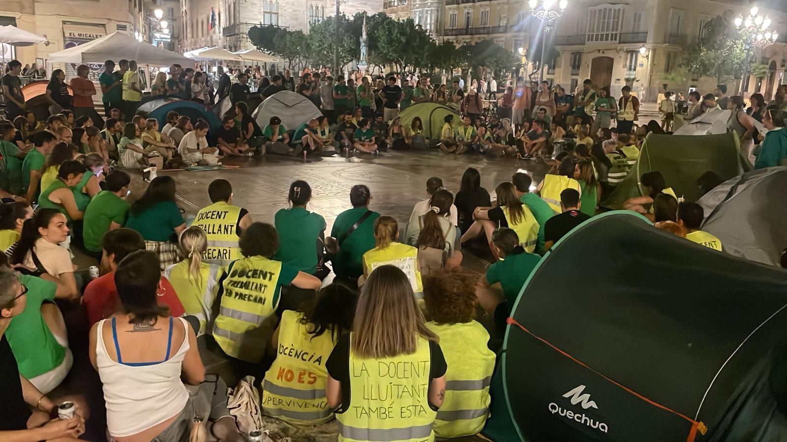 Acampada a la plaça de la Mare de Déu de València