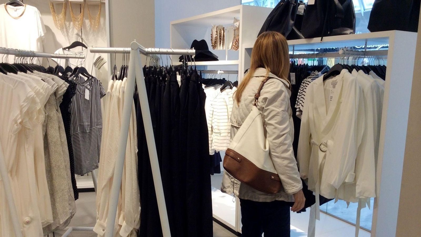 Una dona en una botiga de roba