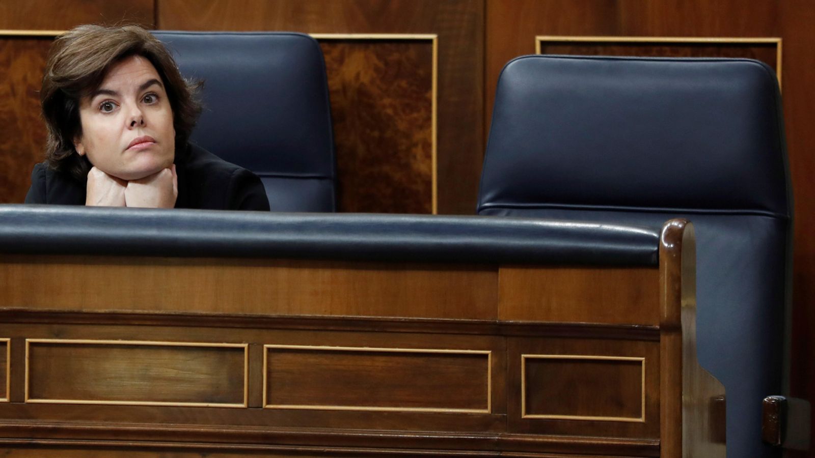 La vicepresidenta del Govern, Soraya Sáenz de Santamaría, al costat de l'escó buit de Rajoy durant el debat de la moció de censura