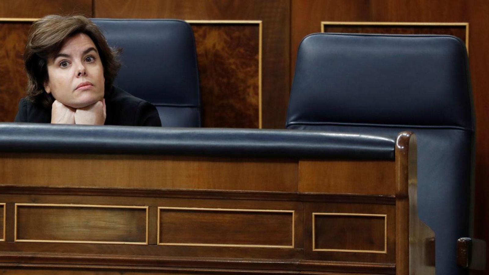 La vicepresidenta del Govern, Soraya Sáenz de Santamaría, al costat de l'escó buit de Rajoy durant el debat de la moció de censura