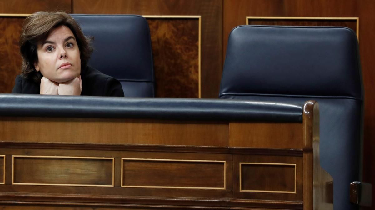 La vicepresidenta del Govern, Soraya Sáenz de Santamaría, al costat de l'escó buit de Rajoy durant el debat de la moció de censura La vicepresidenta del Govern, Soraya Sáenz de Santamaría, al costat de l'escó buit de Rajoy durant el debat de la moció de censura