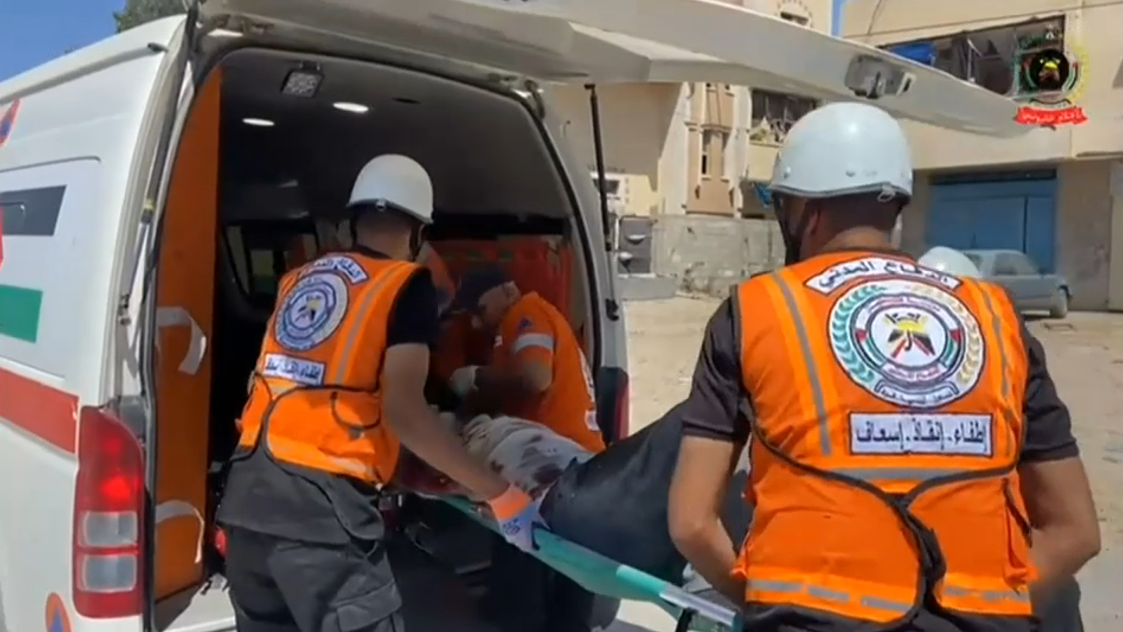 Sanitaris palestins traslladen a l'hospital els cosses dels nou fills morts de la Doctora Alaa al-Najjar