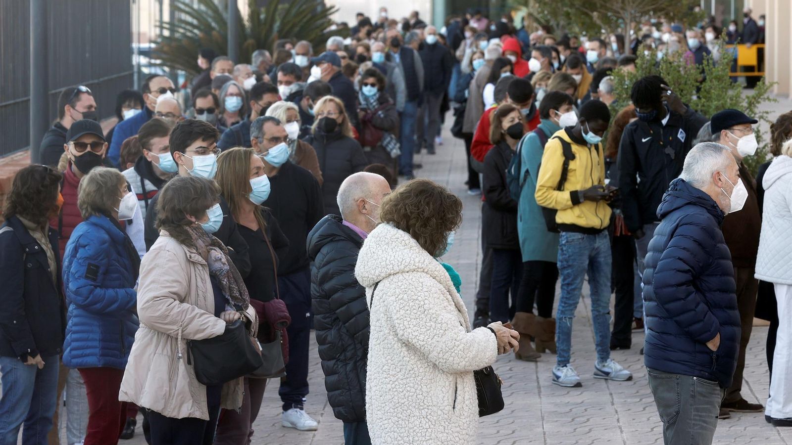 Centenars de persones fan cua en el punt de vacunació mòbil instal·lat a l'hospital de la Malva-rosa de València