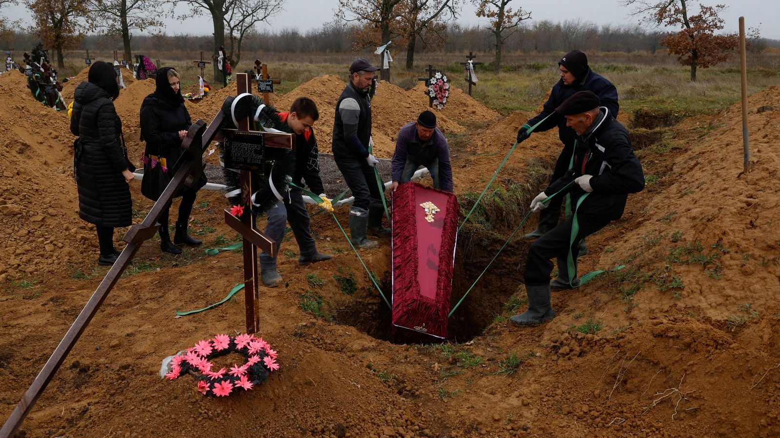 Soterrament d'un dels veïns de Kherrson morts durant l'ocupació russa