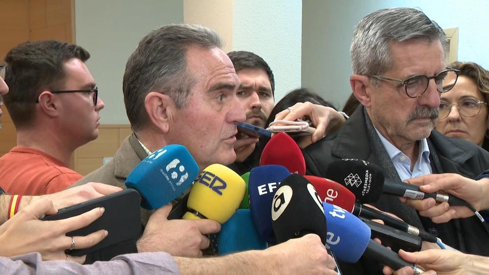 Gan Pampols i Josep Maria Àngel després de la primera reunió bilateral per la reconstrucció postdana