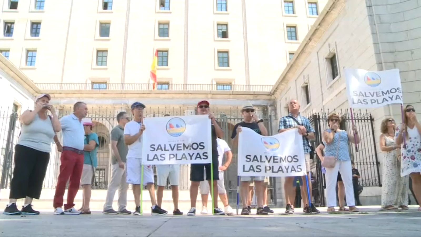 En imatge, la protesta de les plataformes d'Orpesa davant el Ministeri de Transició Ecològica