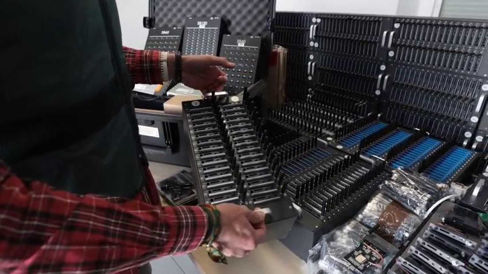 Un agent de la Guàrdia Civil mostra una 'simbox' que utilitzava l'arrestat per a fer les telefonades i els SMS massius