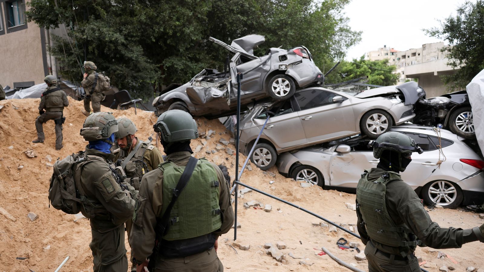 Un grup de militars israelians patrullen als voltants del hospital Al-Shifa, durant l'operació al centre sanitari, el principal de la Franja