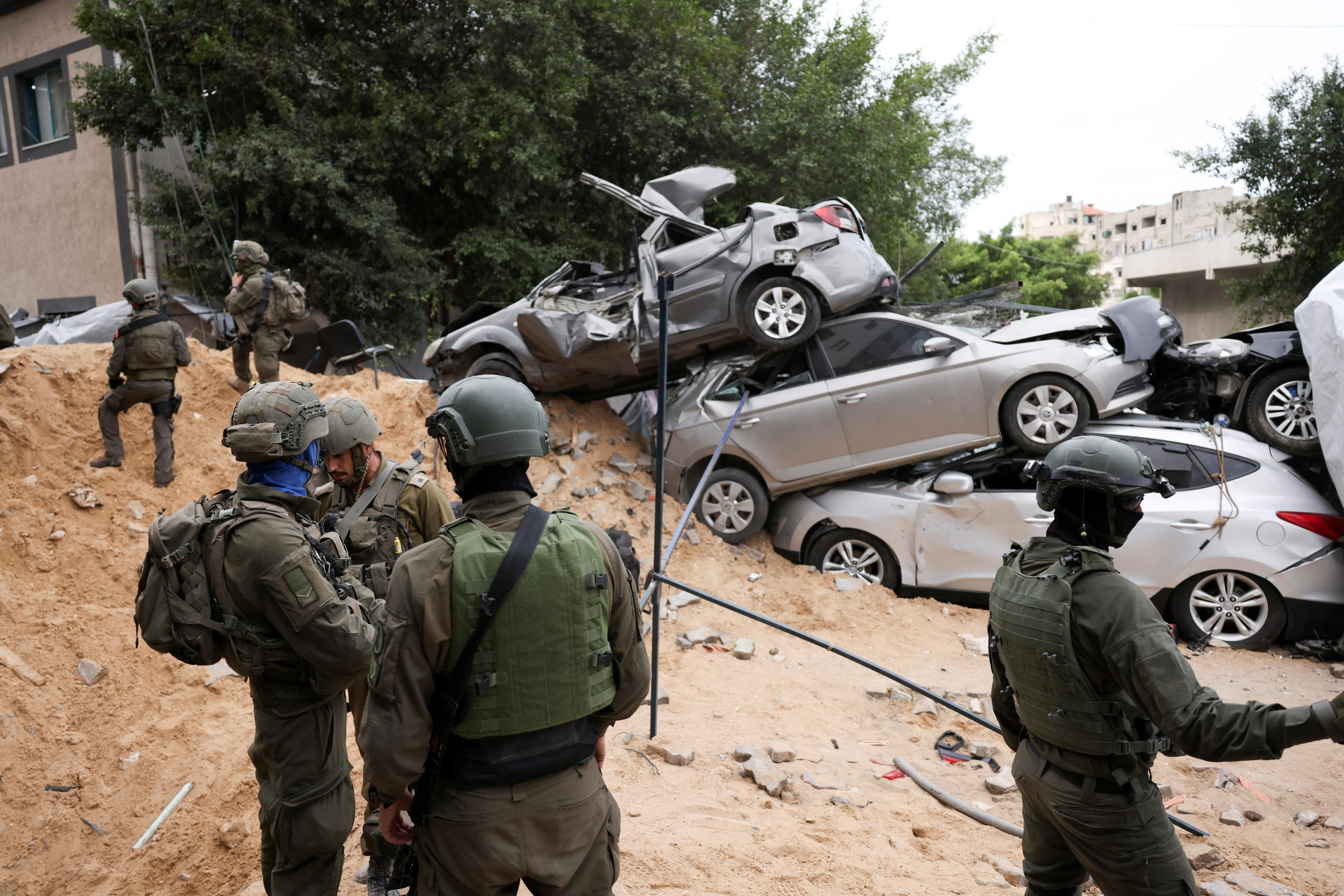 Un grup de militars israelians patrullen als voltants del hospital Al-Shifa, durant l'operació al centre sanitari, el principal de la Franja Un grup de militars israelians patrullen als voltants del hospital Al-Shifa, durant l'operació al centre sanitari, el principal de la Franja