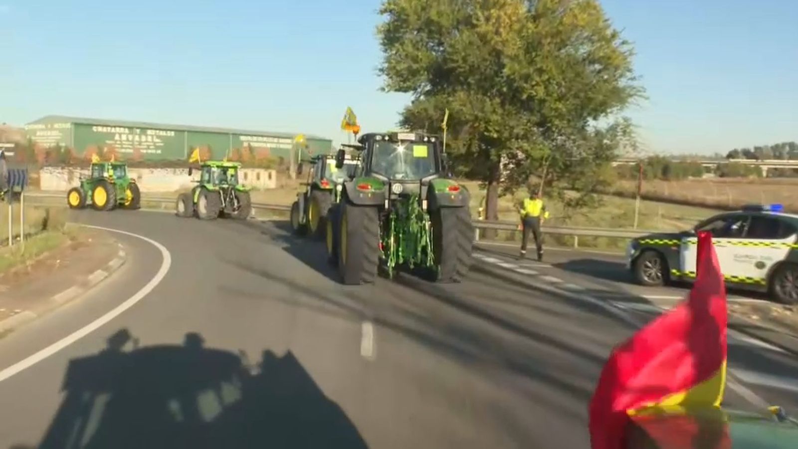 Alguns dels tractors de la Plana d'Utiel-Requena que han eixit en direcció a Madrid
