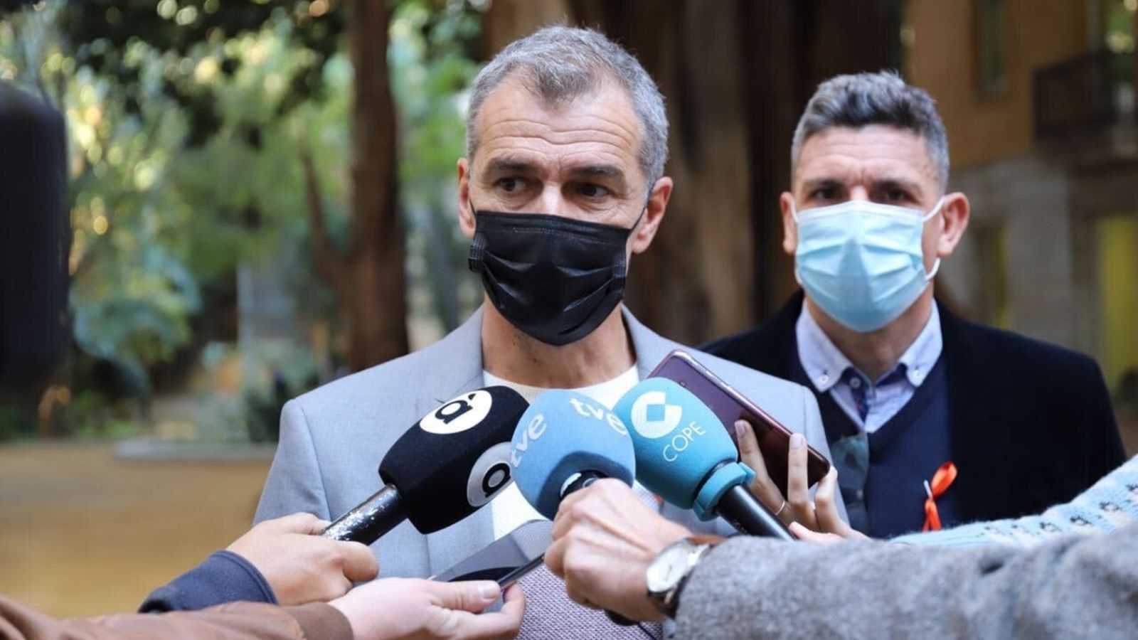 El síndic de Ciutadans, Toni Cantó, mentre atenia els mitjans de comunicació aquest dilluns