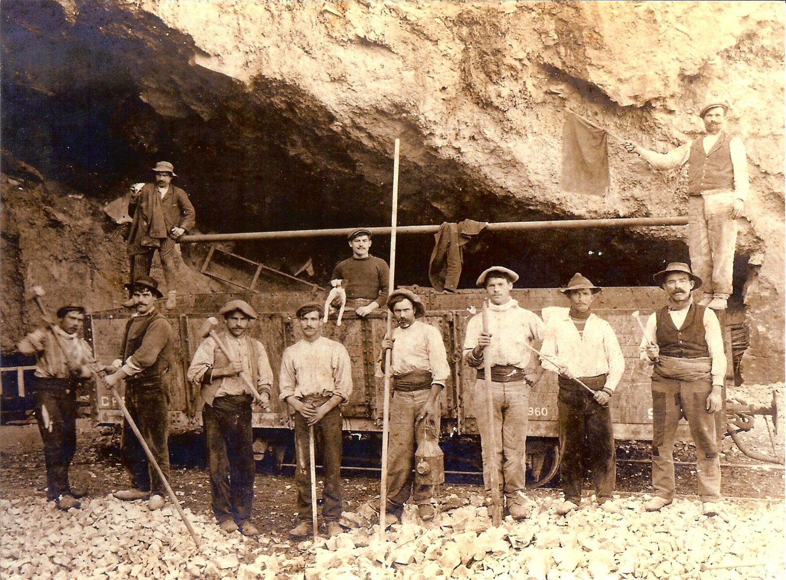 Treballadors de Pedreguer en una pedrera a l'Amèrica. Imatge cedida per l’Associació Els Pòrxens,