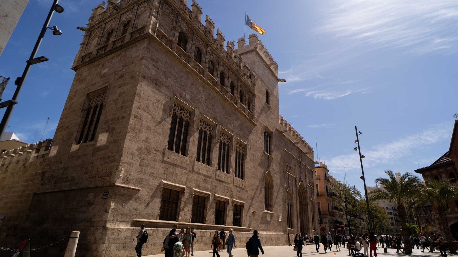 El detingut va fer dos pintades en la façana de la Llotja