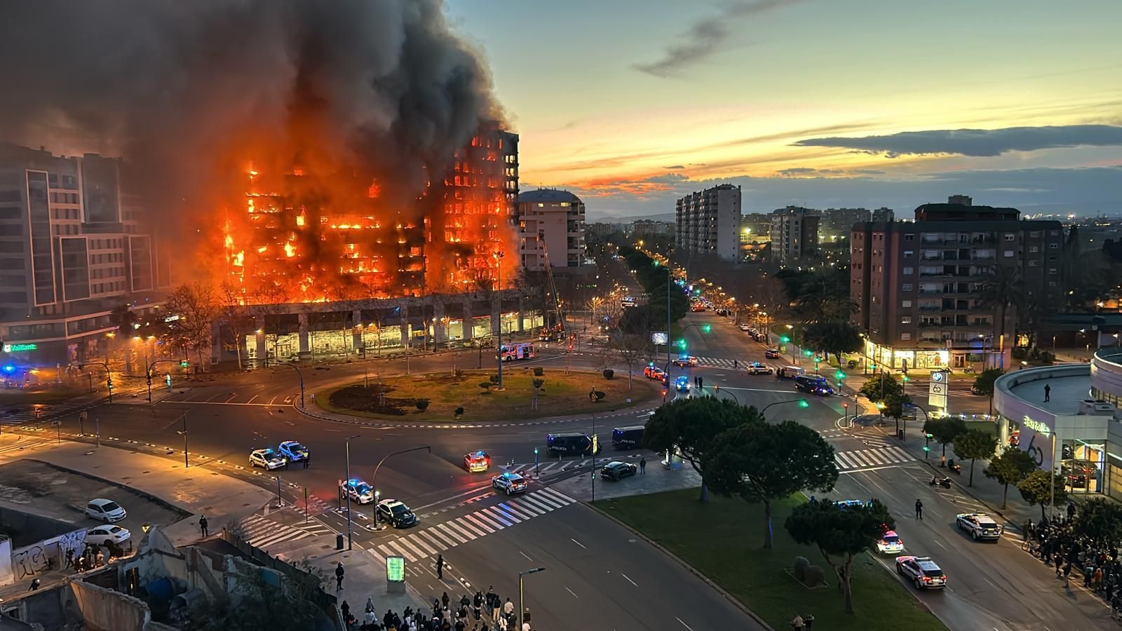 Imatge de l'incendi a l'avinguda del Mestre Rodrigo de València