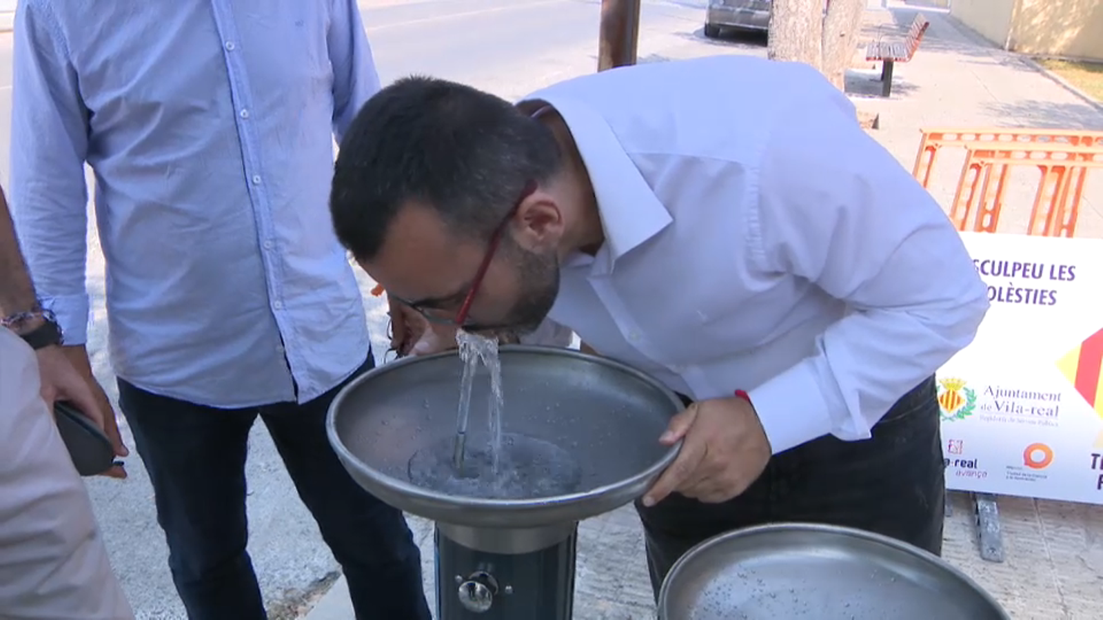 L'alcalde de Vila-real, José Benlloch, beu d'una font del municipi
