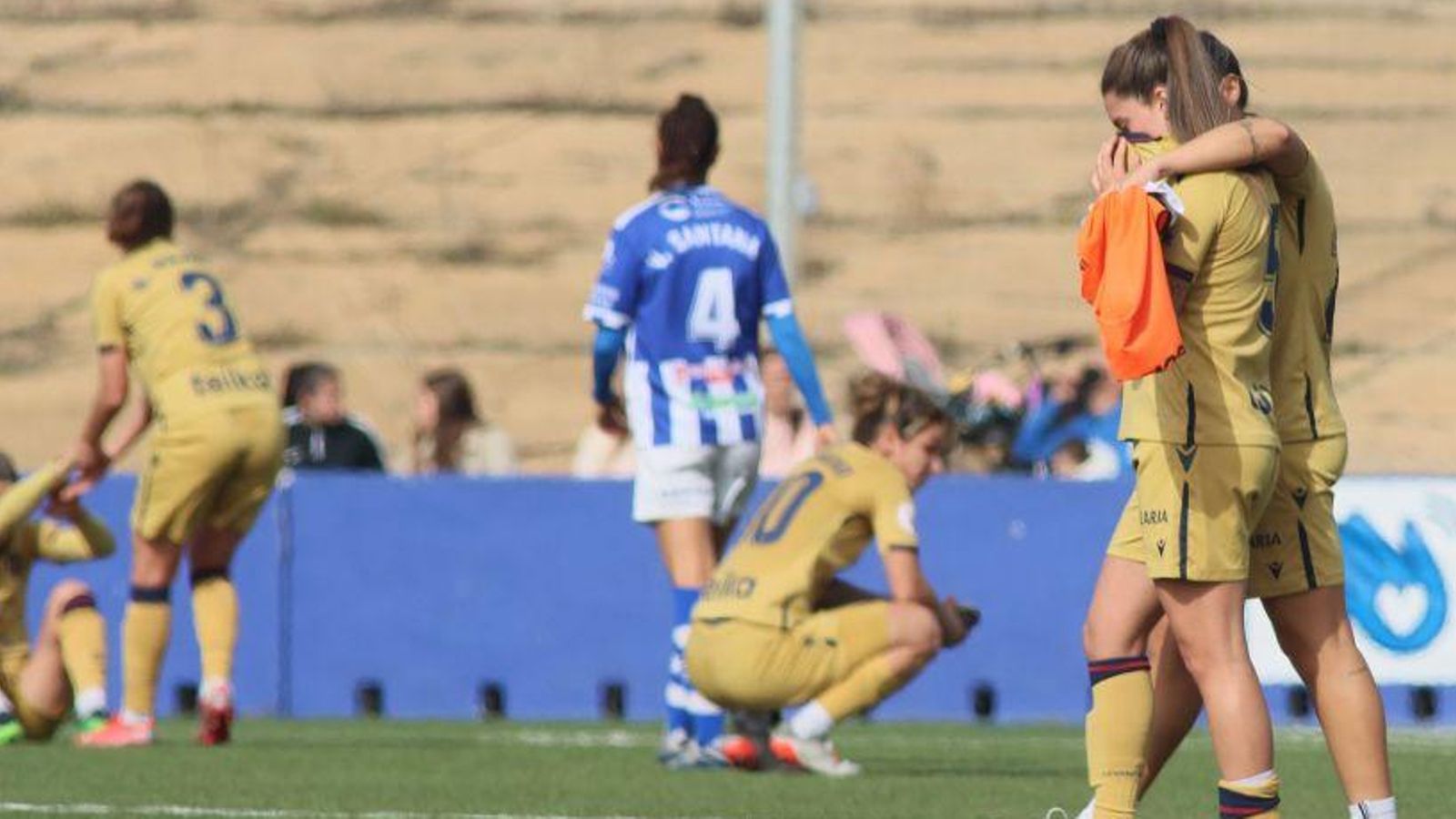 Les jugadores del Llevant han acabat el partit decebudes després d'avançar-se en el marcador Les jugadores del Llevant han acabat el partit decebudes després d'avançar-se en el marcador