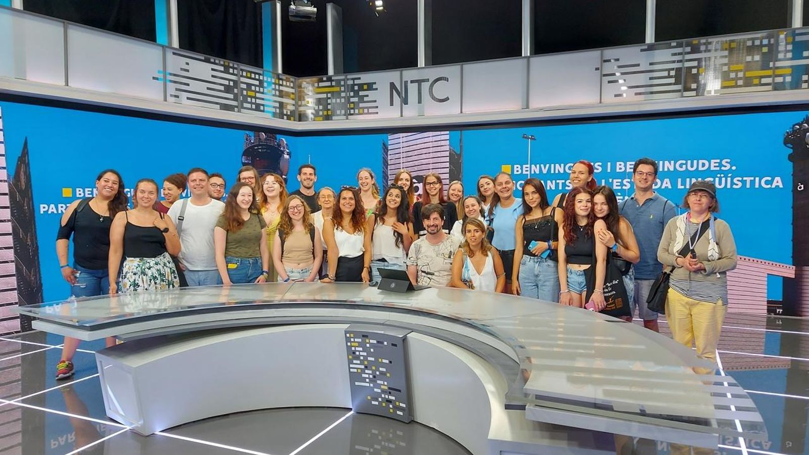 Grup d'estudiants en el plató d'informatius d'À Punt