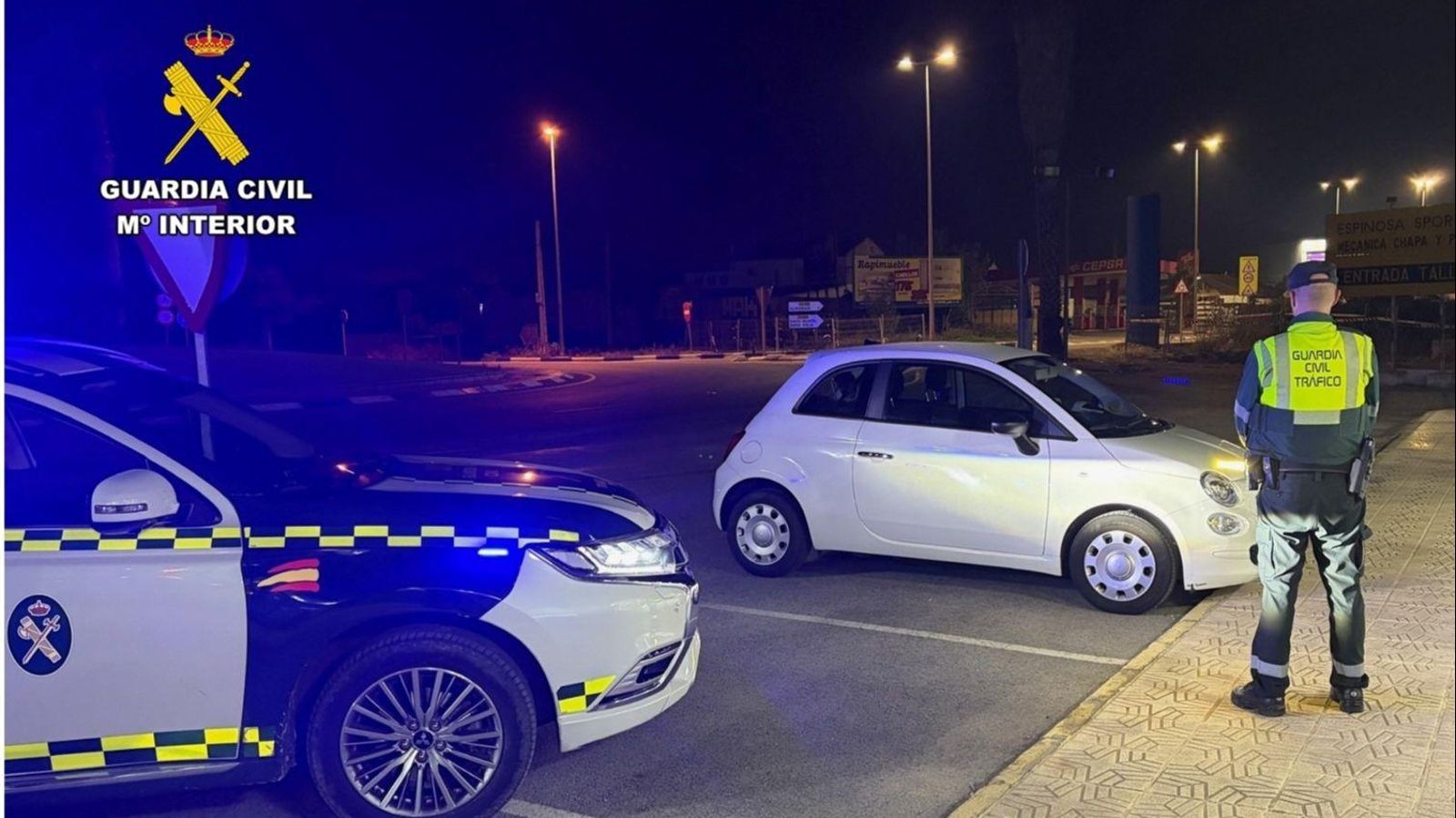 Dos agents de trànsit, durant l'operatiu