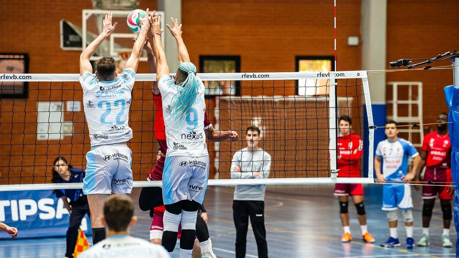 Scarpin Maximiliano i Víctor Lucas Nogueira tracten de blocar una acció d'atac rival