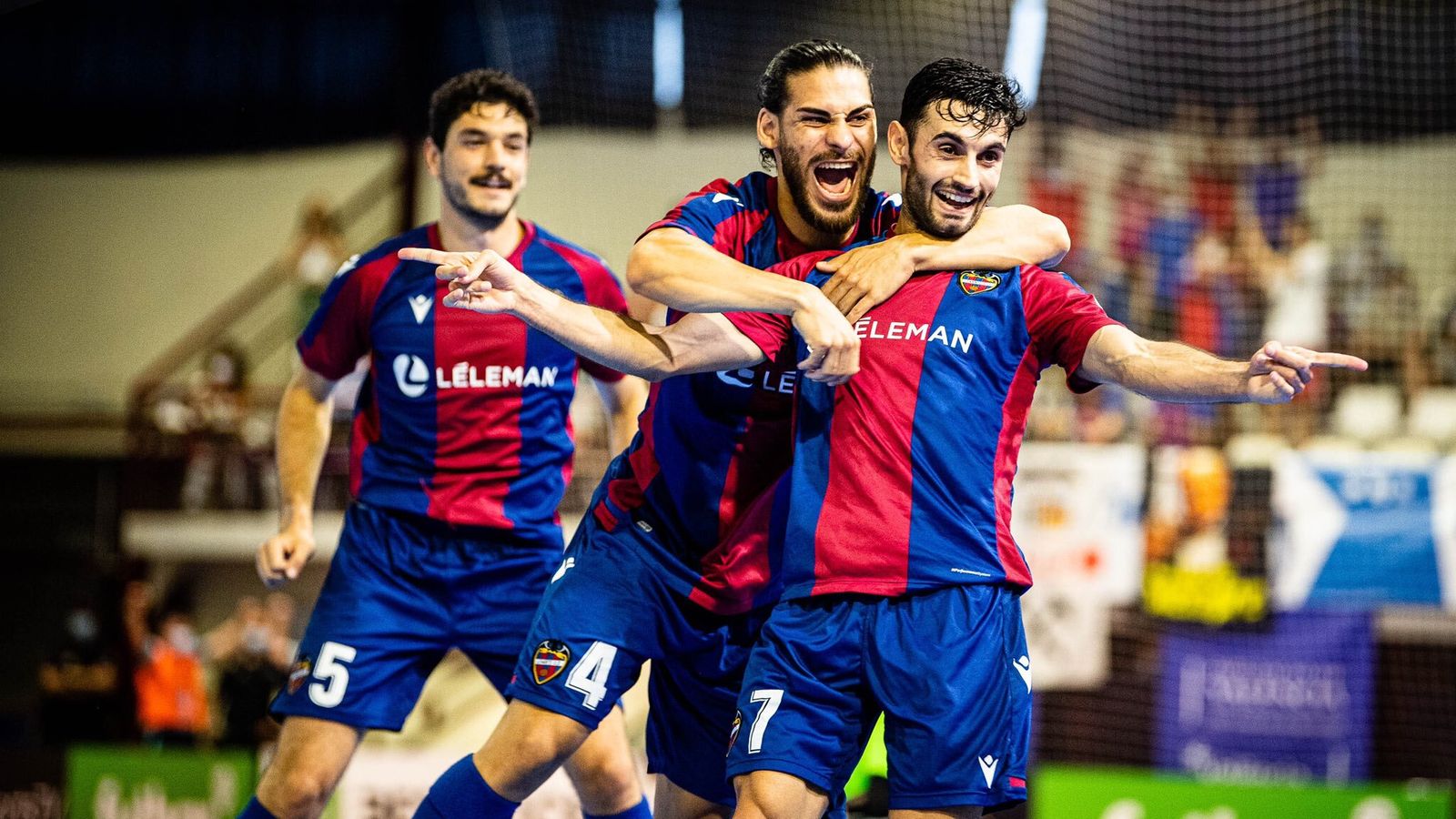 Rubén Lemos i Esteban celebren el primer gol del partit