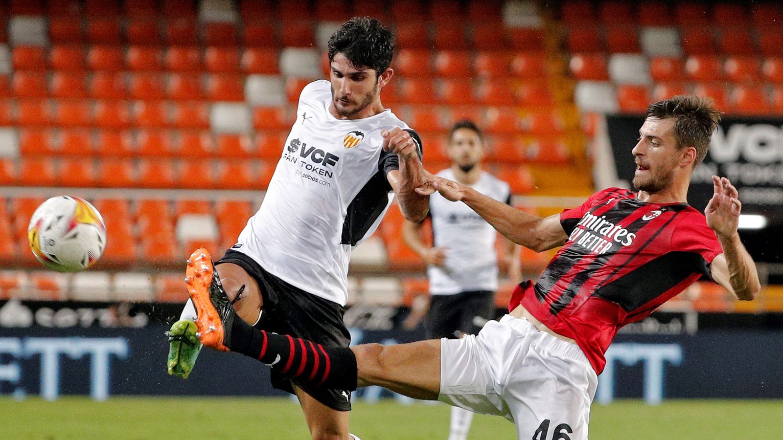 Gonçalo Guedes, durant la disputa d'un baló amb un jugador del Milà