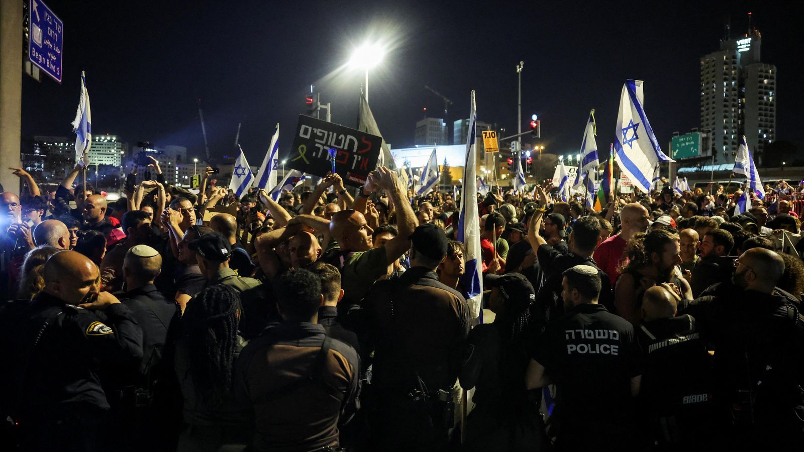 Milers de persones es manifesten enfront del parlament israelià, a Jerusalem