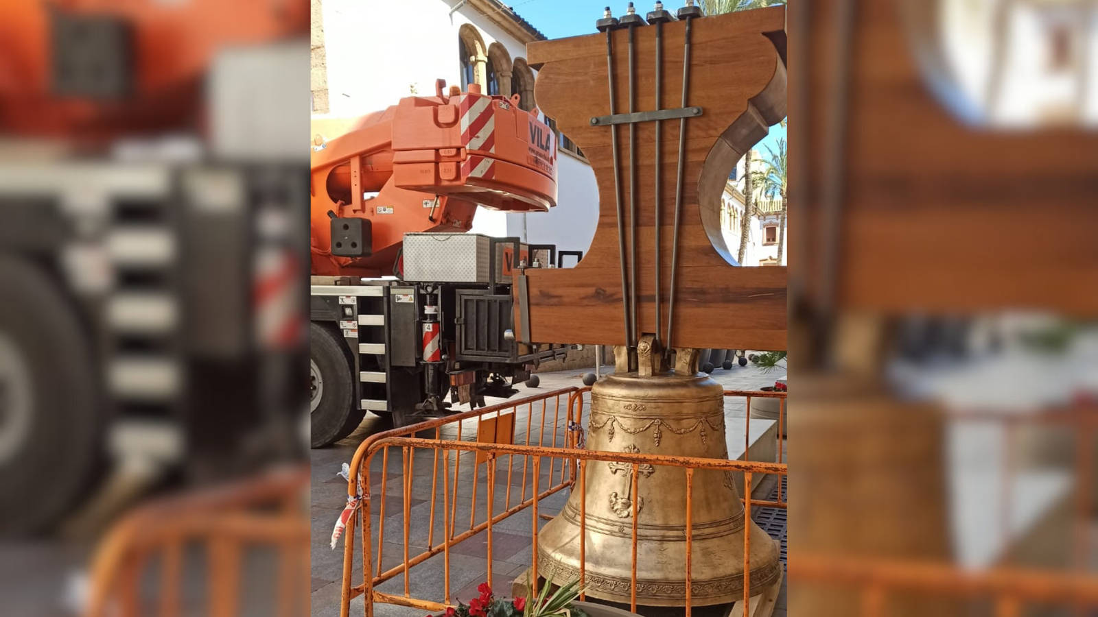 Una de les campanes de l'església de Sant Bertomeu de Xàbia abans de ser hissada