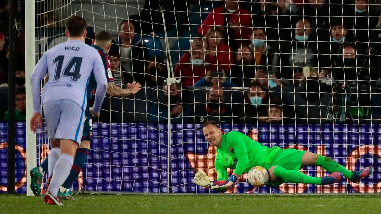 Ter Stegen atura el penal de Roger Ter Stegen atura el penal de Roger