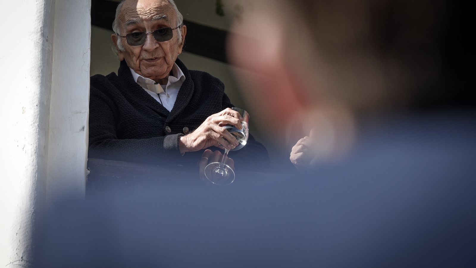 El poeta Francisco Brines celebrant a Oliva el Premi Cervantes