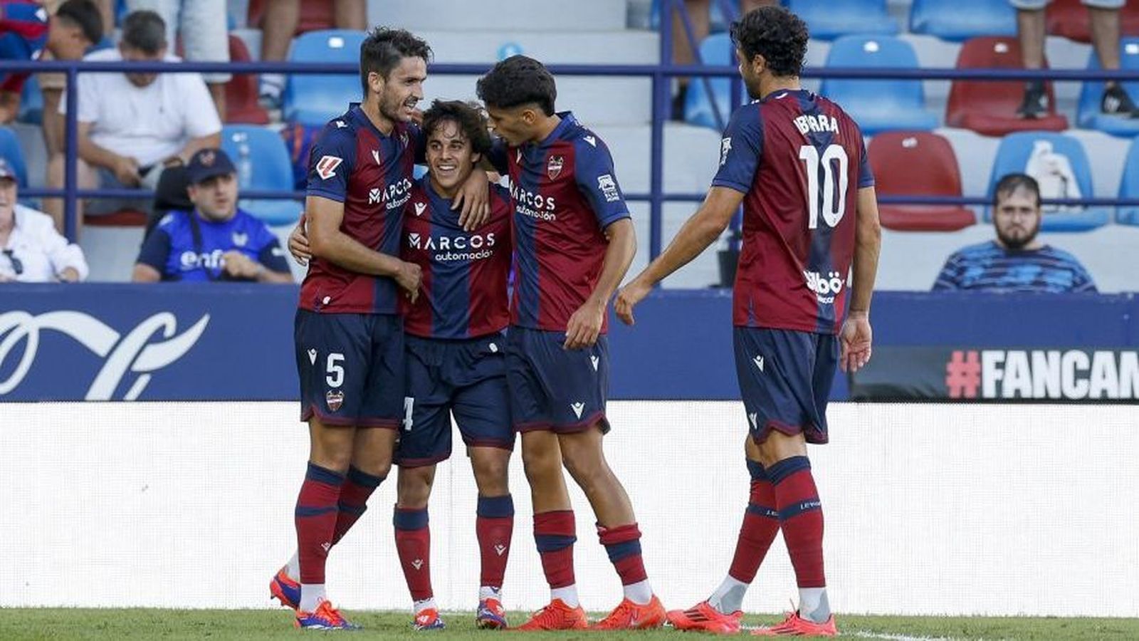 Els jugadors del Llevant celebren el tercer gol