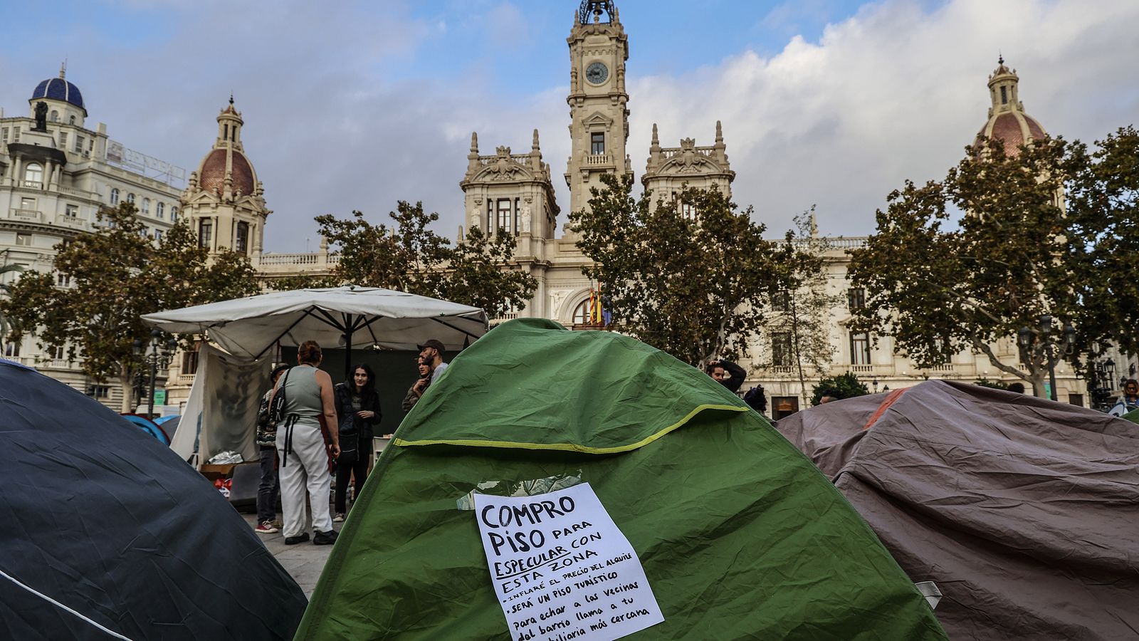 Acampada pel dret a la vivenda a la plaça de l'Ajuntament de València