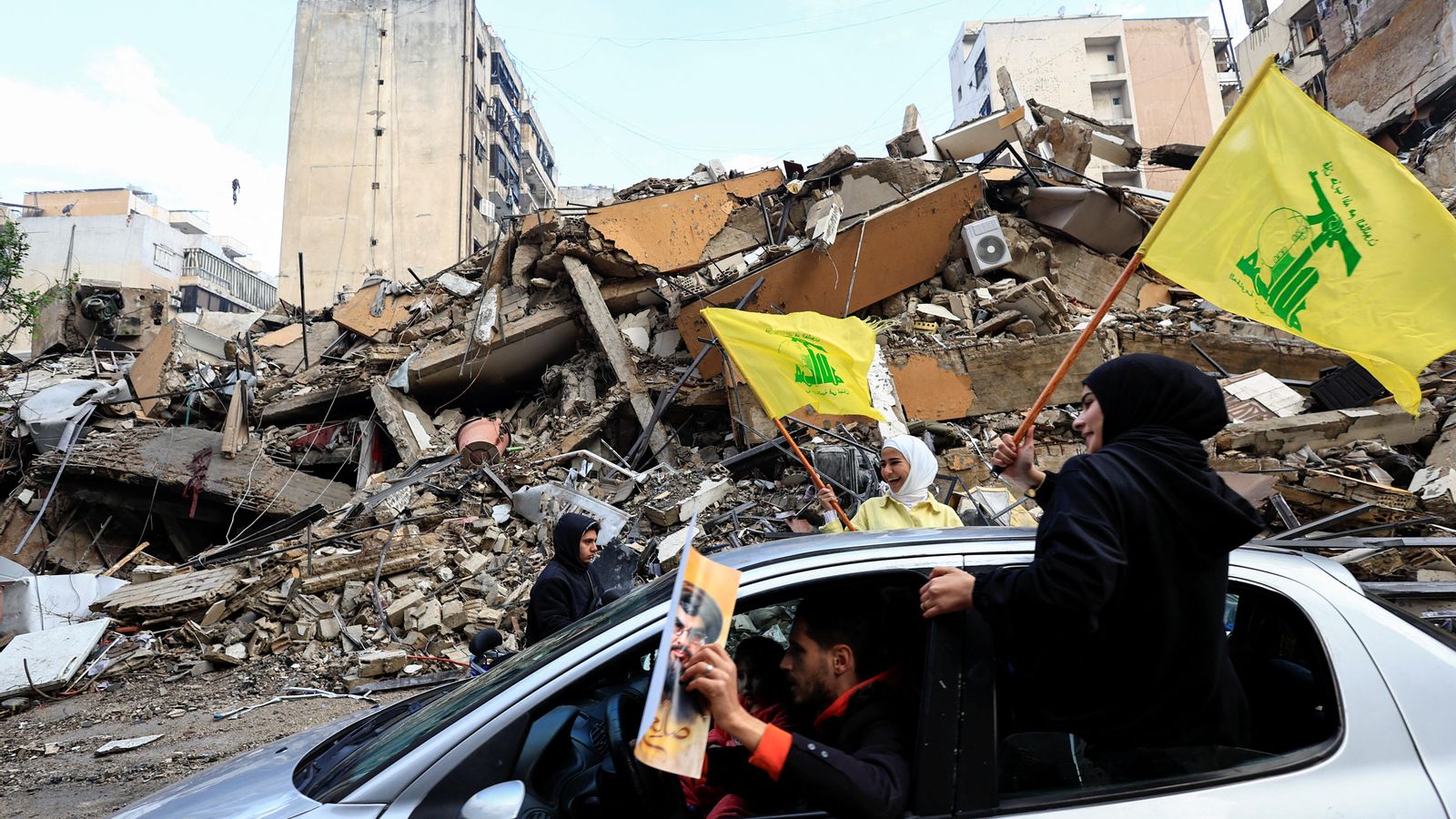 Uns libanesos celebren l'alto el foc a Beirut mostrant banderes de Hezbol·là