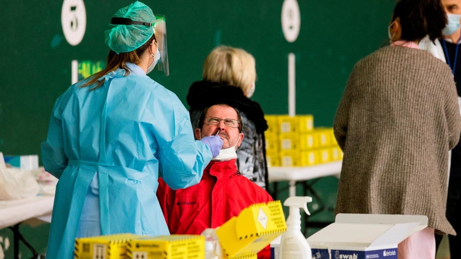 Una sanitària fa una prova PCR a un veí de la localitat alabesa d’Agurain, on s’ha fet un cribratge massiu