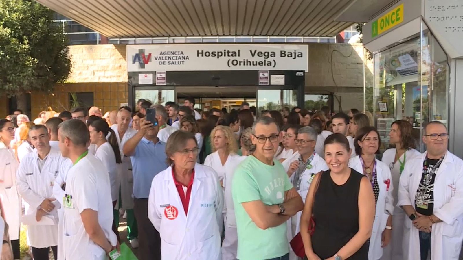 Protesta a les portes de l'Hospital Baix Segura en repulsa de les agressions al personal sanitari