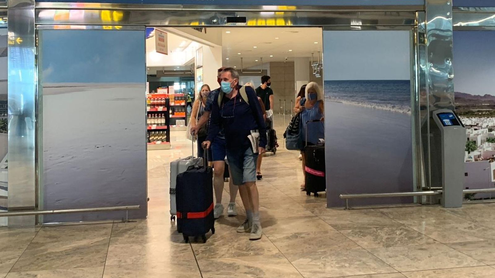 Un nou vol de turistes anglesos arriba a l'aeroport d'Alacant-Elx