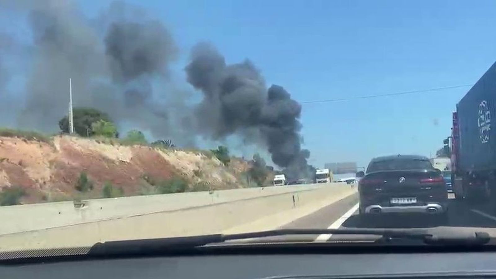 Fumeguera que ha generat l'incendi del camió a Museros, en la calçada que va en direcció a Alacant