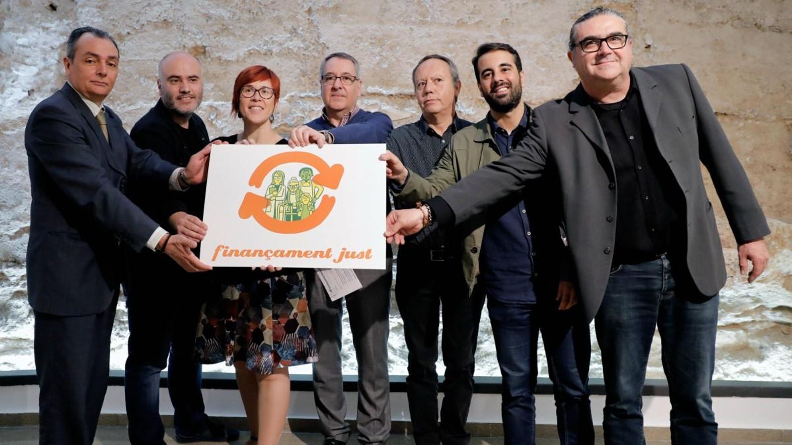 Integrants de la comissió per un finançament just amb la nova imatge creada per Paco Roca