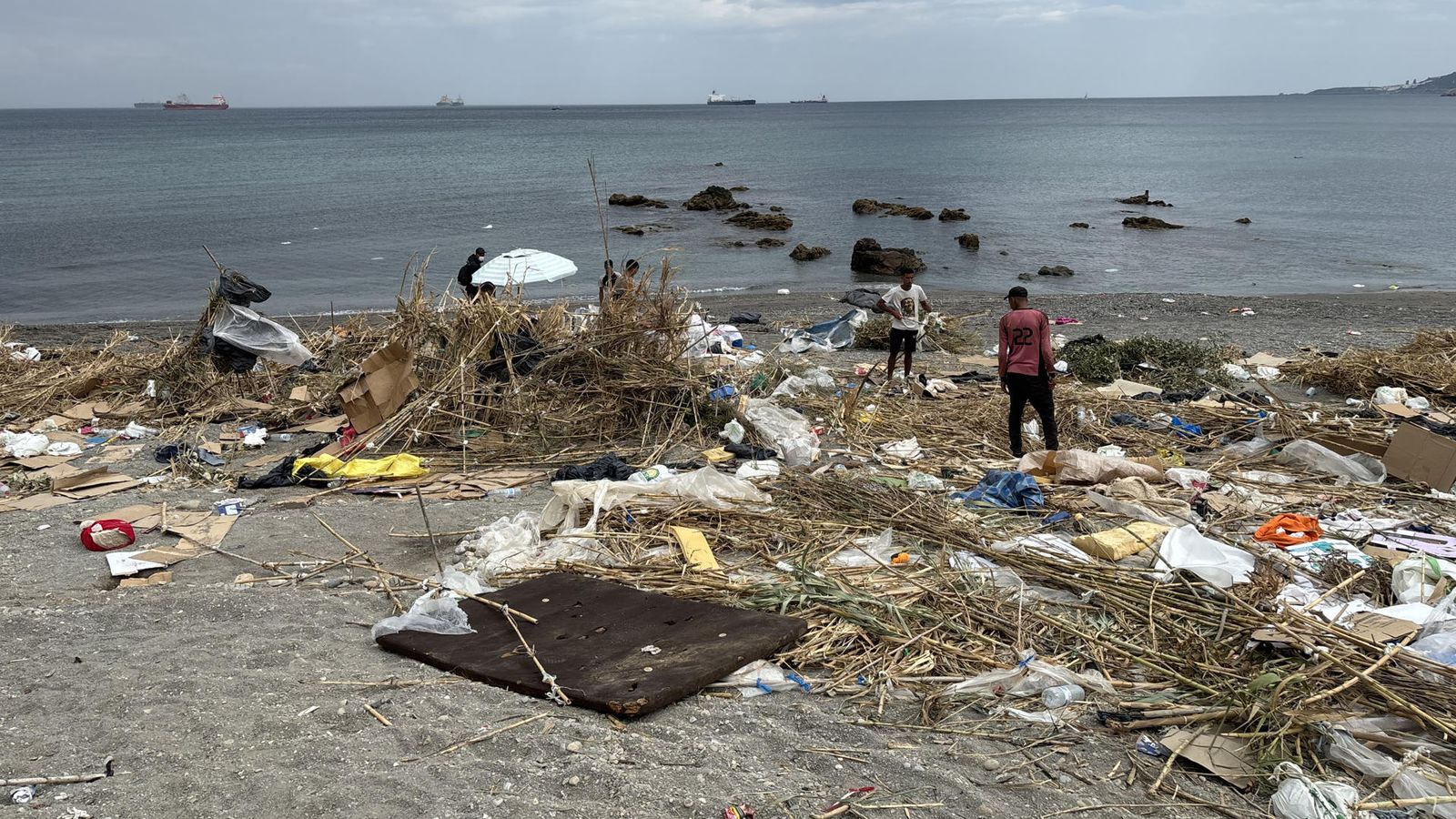 Un dispositiu ha traslladat els migrants fins als recintes habilitats en diversos punts de Ceuta