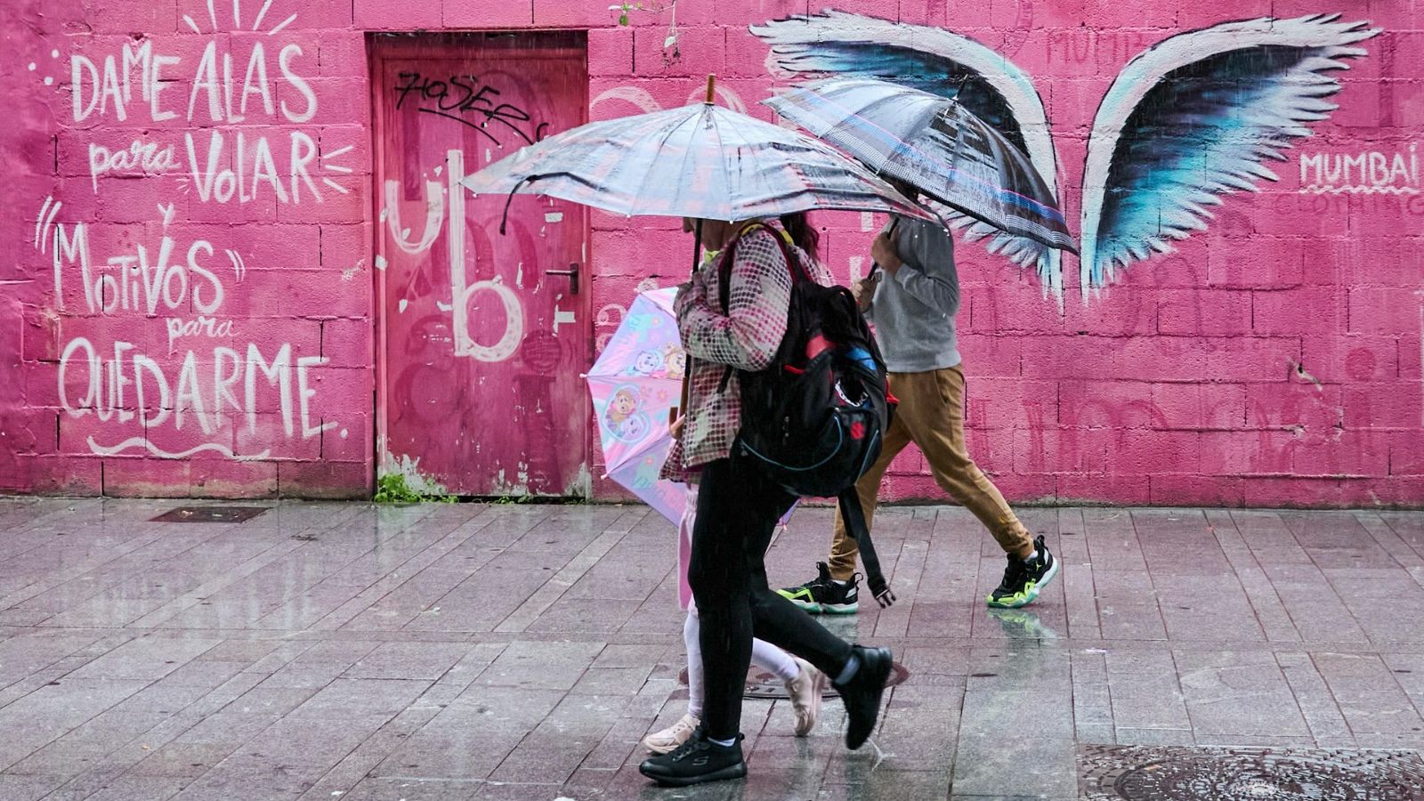 Dos dones caminen per un carrer de Gandia