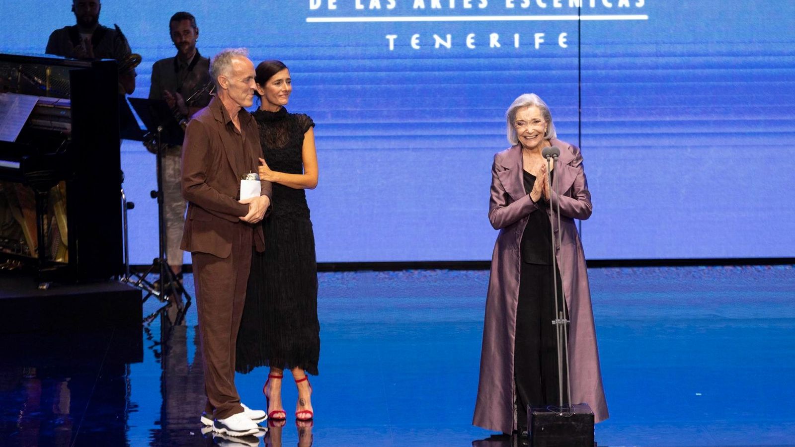 Nura Espert, amb una emoció irreprimible, recull el premi Max honorífic per la seua trajectòria sobre les taules