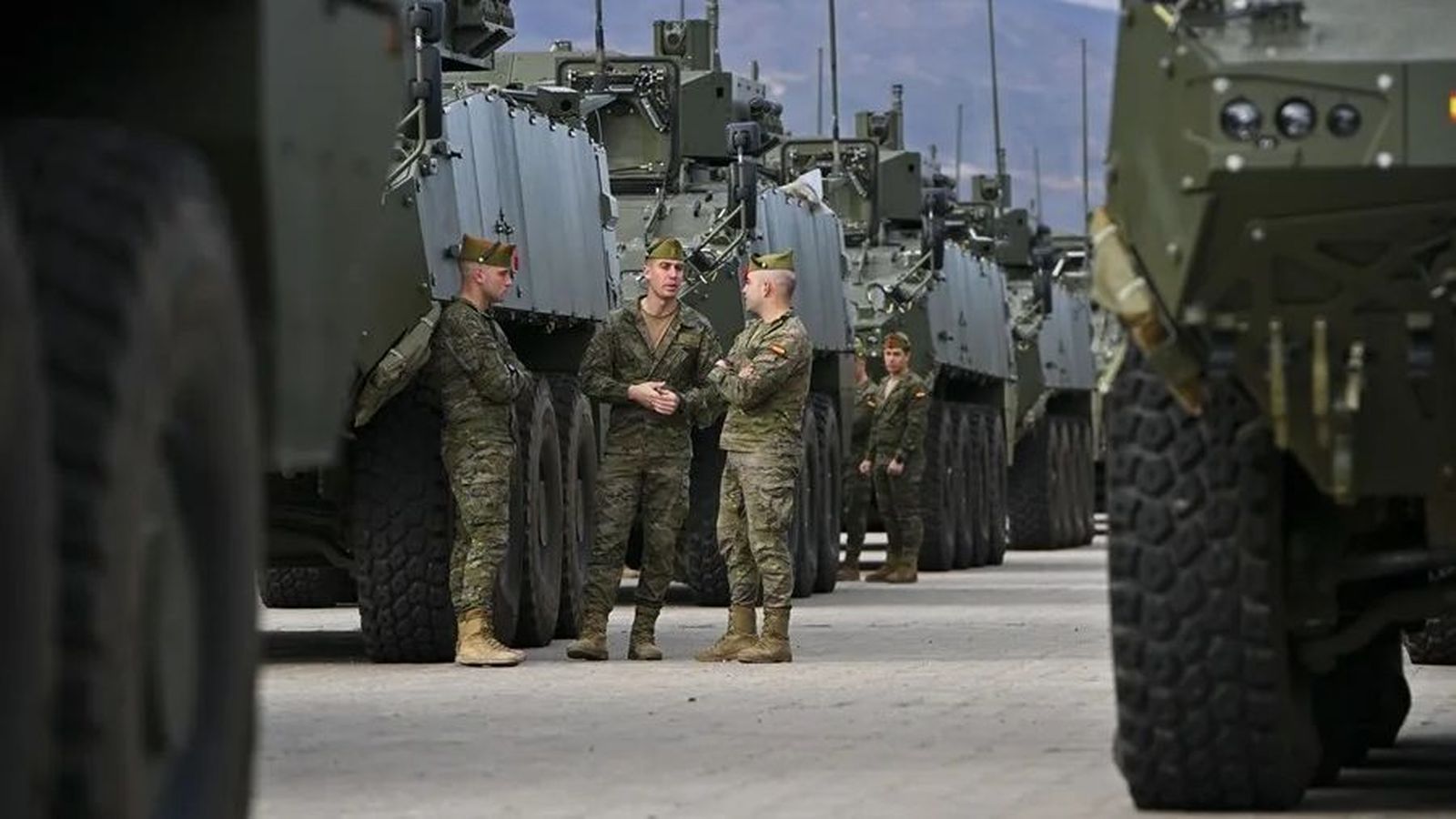 Un grup de legionaris al costat de diversos vehicles de combat VCR 8x8 Drac, en la base Álvarez de Sotomayor, en Viator (Almeria). EFE/ Carlos Barba