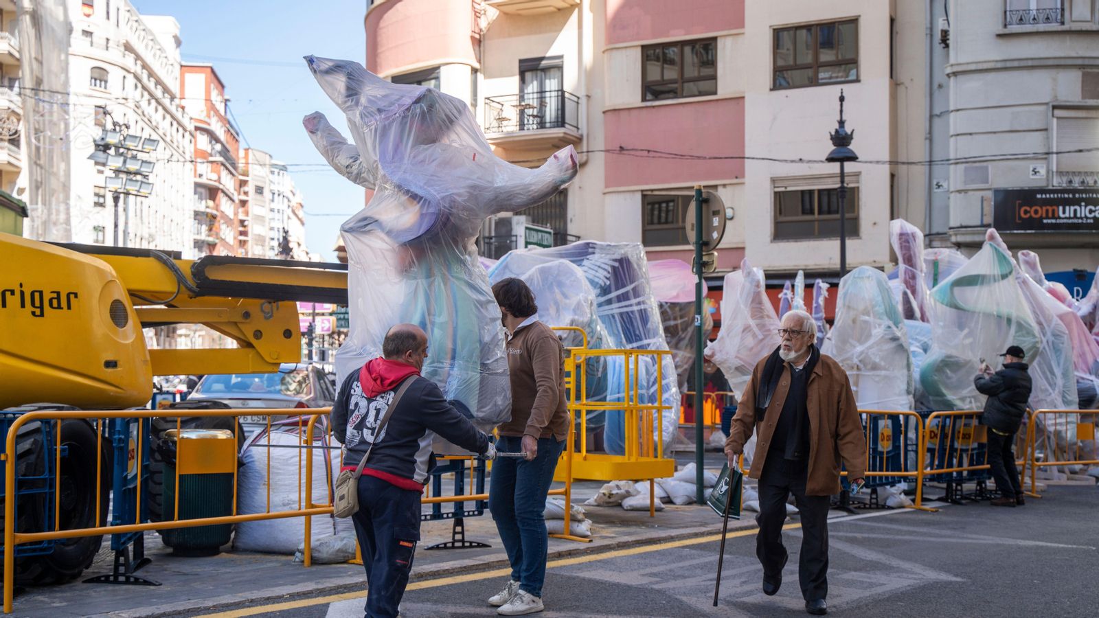 Vista del muntatge de diversos elements d'una falla