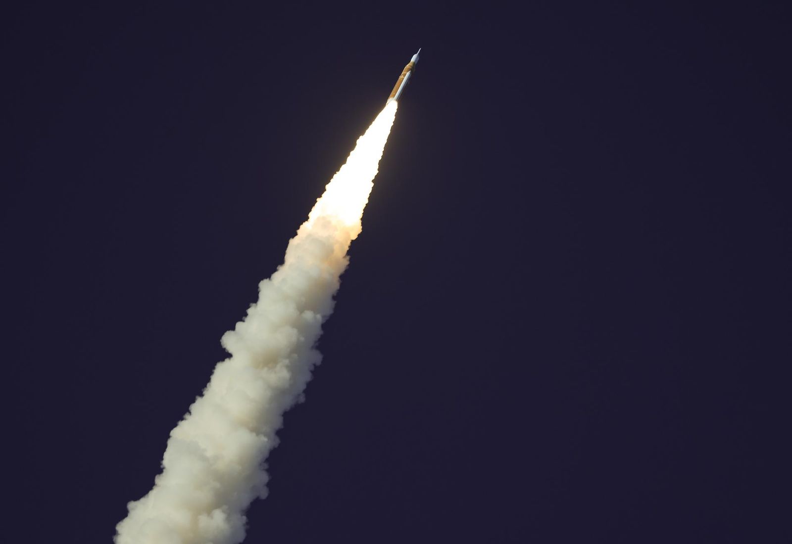 La missió Artemis II vola cap a l'òrbita de la Terra