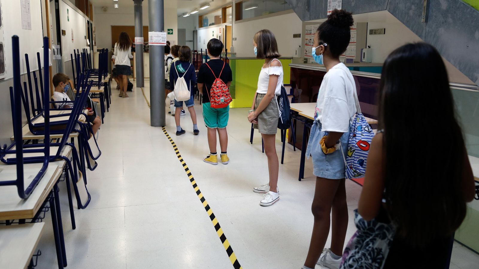 Diversos alumnes fan cua en un centre escolar