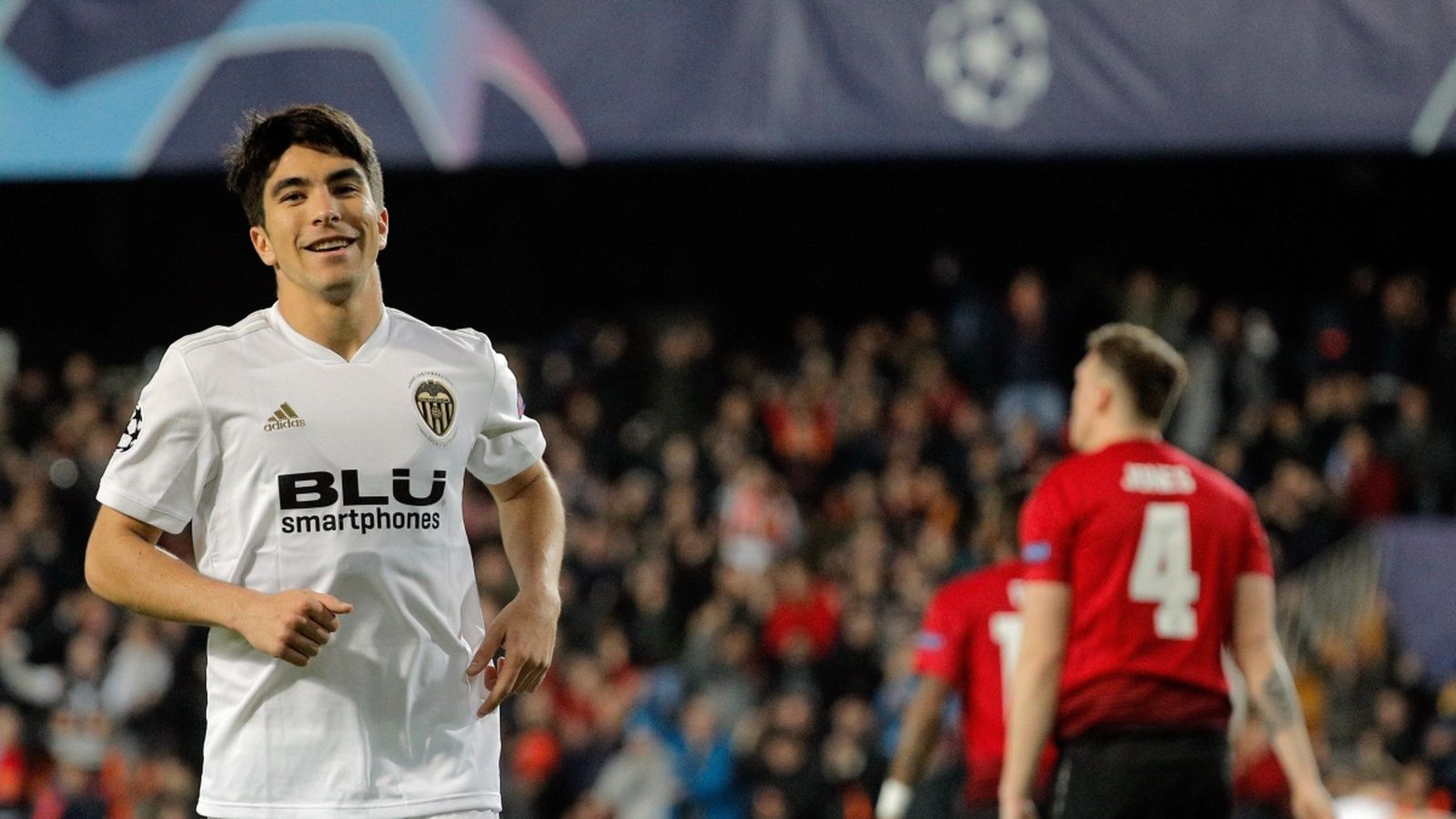 Carlos Soler, autor del primer gol de la victòria del València contra el Manchester United, en el seu comiat de la Lliga de Campions