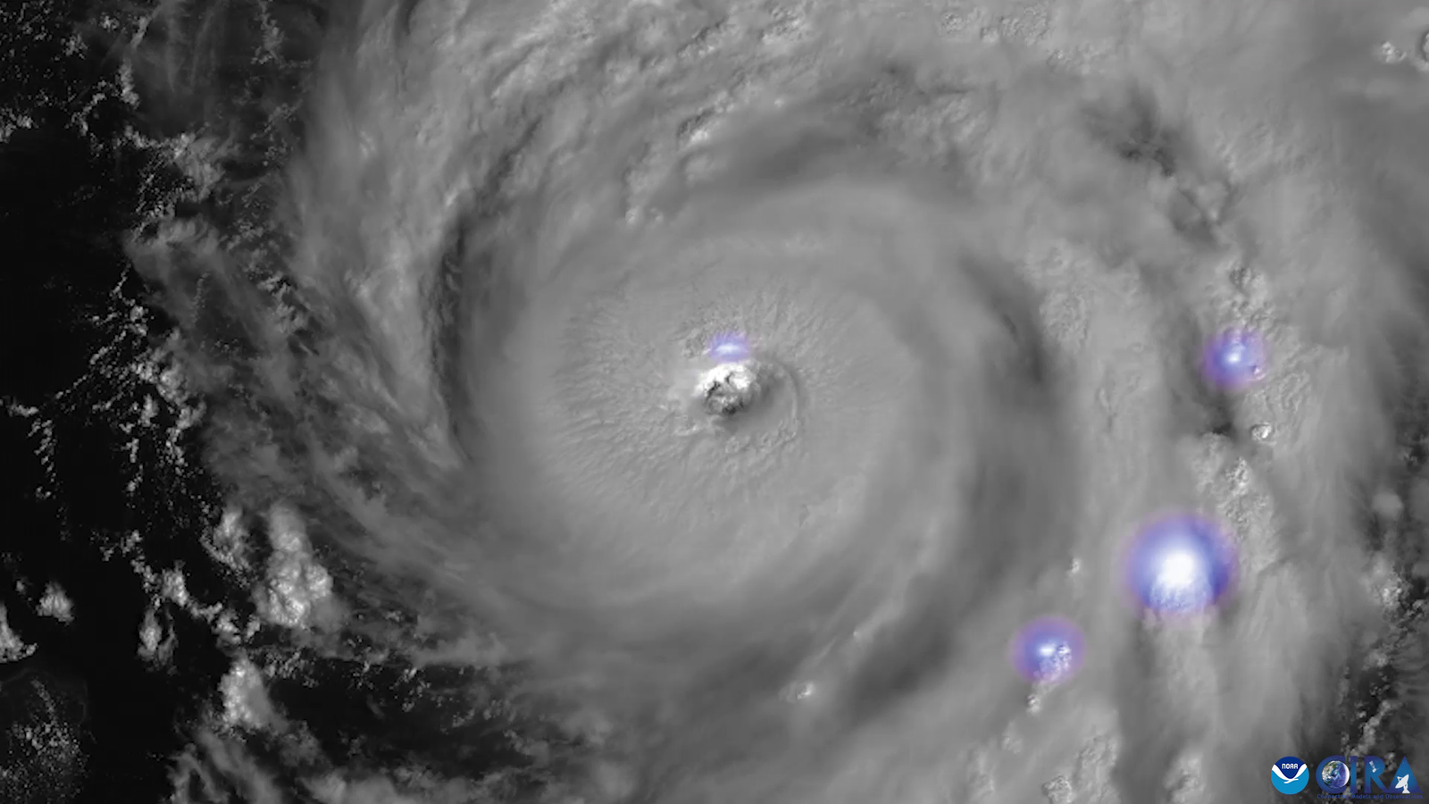 Impressionant imatge satèl·lit de l'ull de l'huracà Ian, ple de llamps