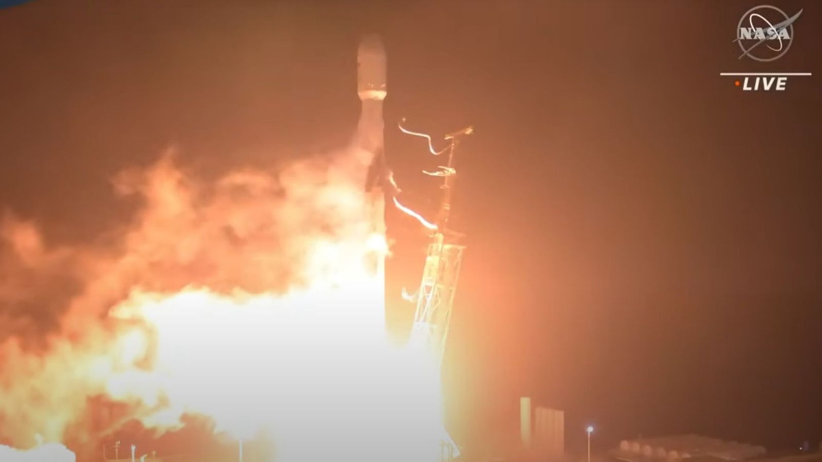 Moment en què s'ha enlairat la missió DART