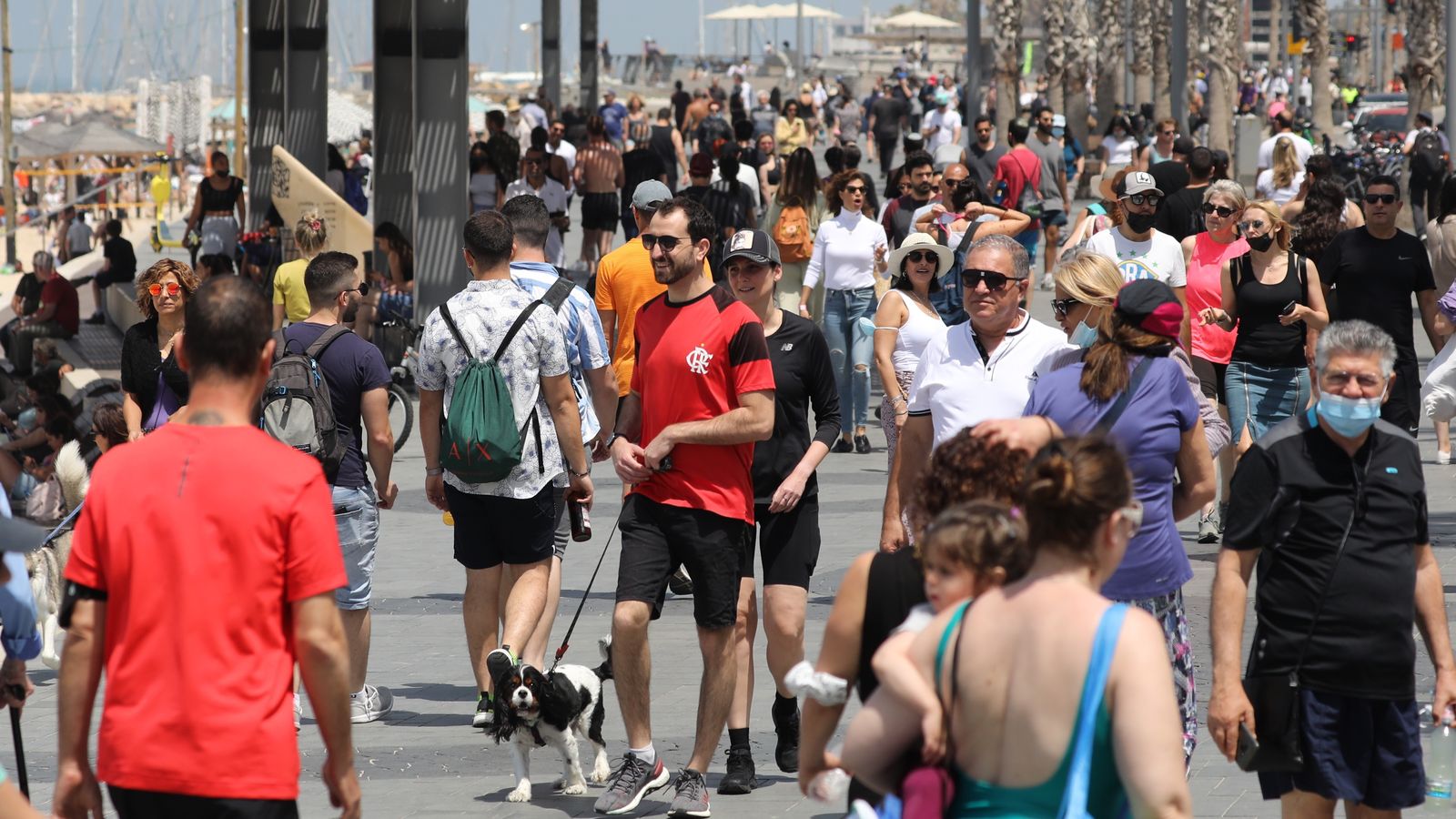 La gent passeja sense màscara pel passeig marítim de Tel Aviv després del ritme de vacunació del país